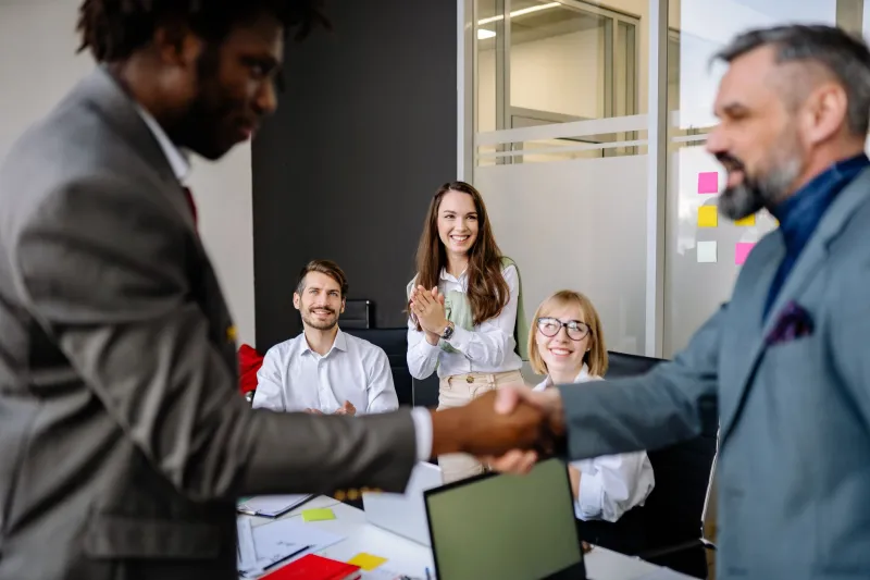 Confiança que Atravessa Fronteiras: O Capital Social como Ativo Estratégico do Empreendedor Brasileiro