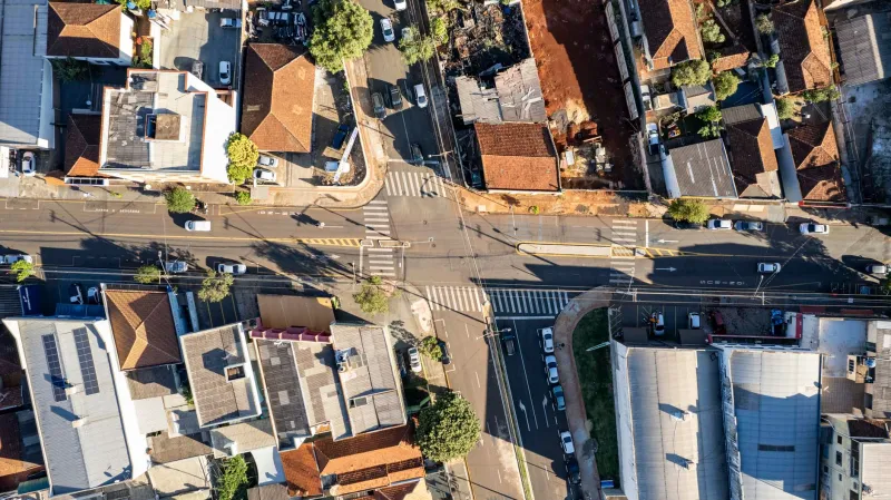 Ficar ou Partir: A Decisão que Define o Destino de Todo Empreendedor Brasileiro